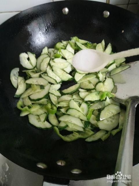 王瓜能做菜吃吗怎么做视频,家常菜中的绿色新宠